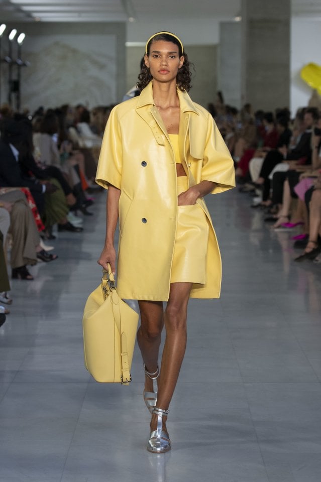 La sfilata di Max Mara per la collezione SS22: una ribellione elegante  ispirata al romanzo \