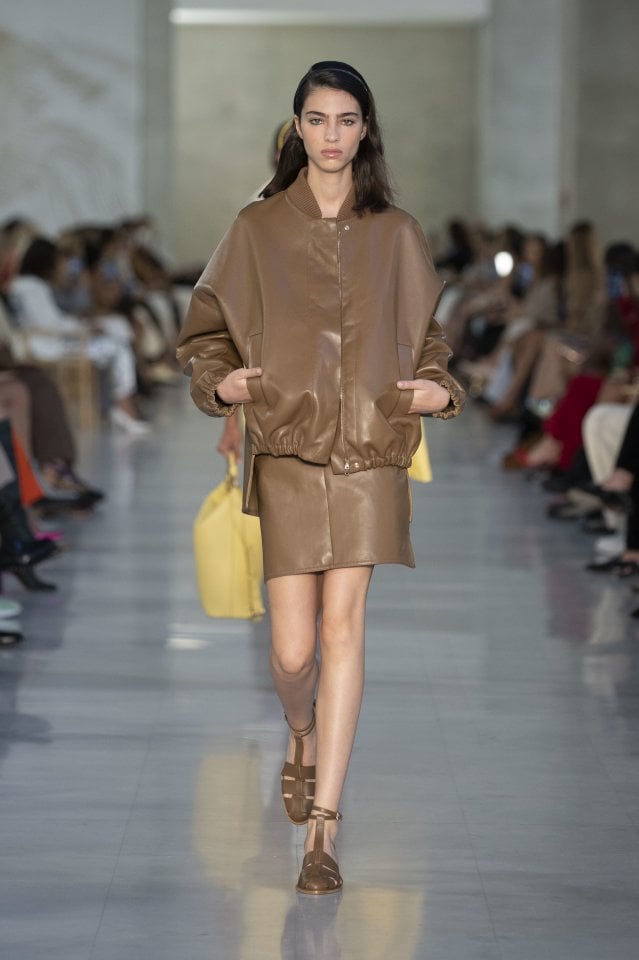 La sfilata di Max Mara per la collezione SS22: una ribellione elegante  ispirata al romanzo \