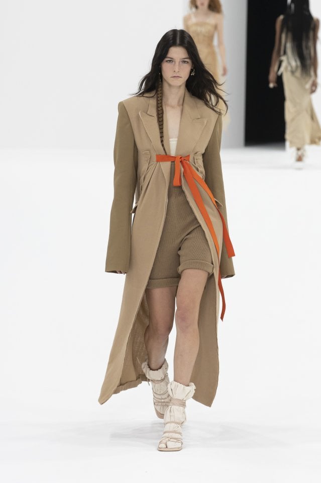 Sportmax: la sfilata della collezione primavera-estate 2022 è un gioco di  contrasti - la Repubblica