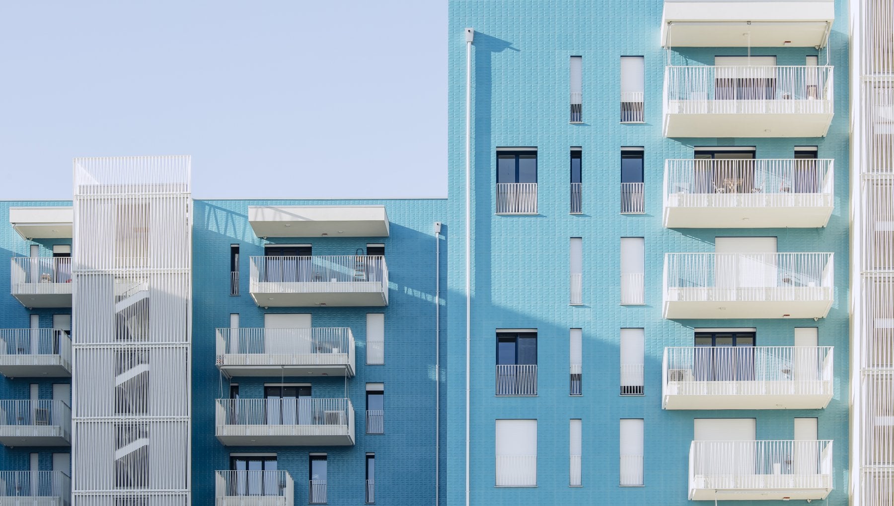 Il complesso residenziale Living in the blue di Milano, progettato da Atelier(s) Alfonso Femia, con la facciata ventilata rivestita con la piastrella Diamante Boa di Casalgrande Padana