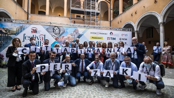 Zaky, i sindaci del centrosinistra: "Il governo gli conferisca la cittadinanza italiana. Deve sapere che siamo al suo fianco"
