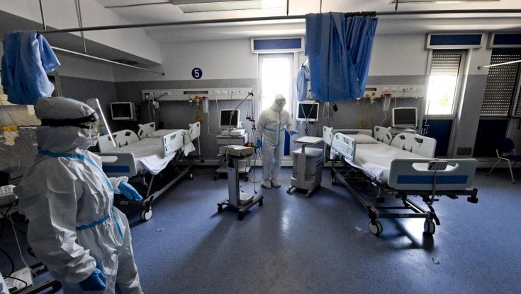 Long Covid, dalla stanchezza cronica alla difficoltà a concentrarsi e a respirare: ecco i sintomi di un ex malato su 4 