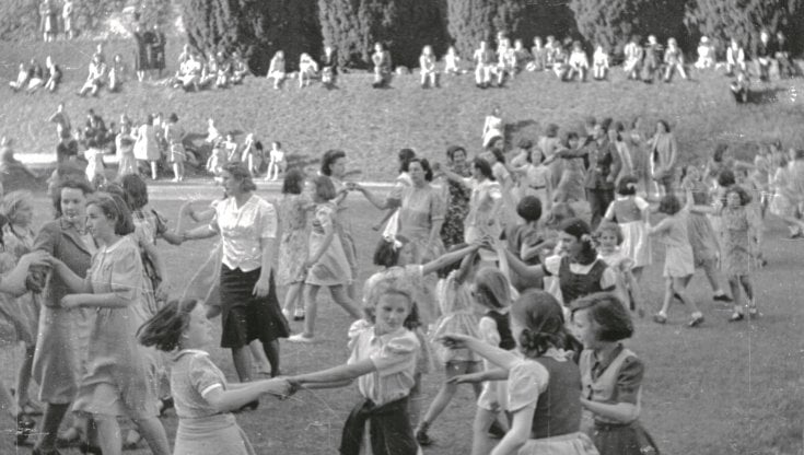 Danze nella tenuta di Dartington Hall della contea di Devon (Inghilterra, 1943)