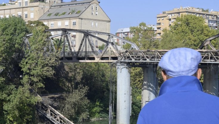 M5S e il rogo del ponte di ferro di Roma: i prigionieri del complotto 