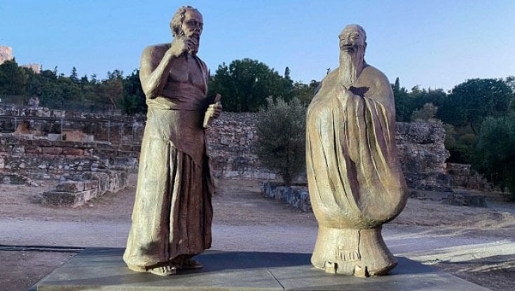 Le statue di Socrate e Confucio ad Atene