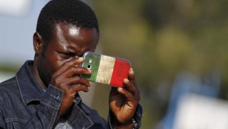 Rapporto Caritas e Migrantes, gli stranieri "discriminati sulle vaccinazioni". In un anno 270.000 in meno