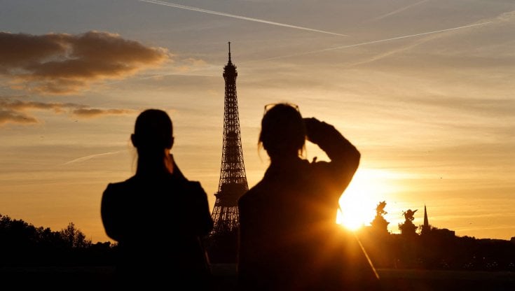 Parigi, una veduta della Torre Eiffel al tramonto