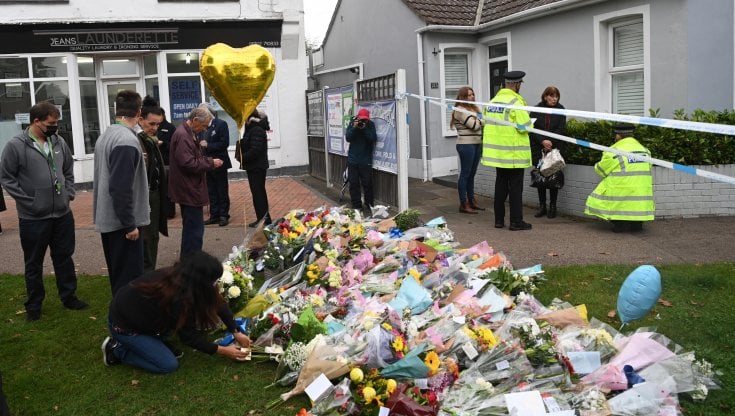 Fiori per David Amess, il parlamentare britannico accoltellato il 15 ottobre