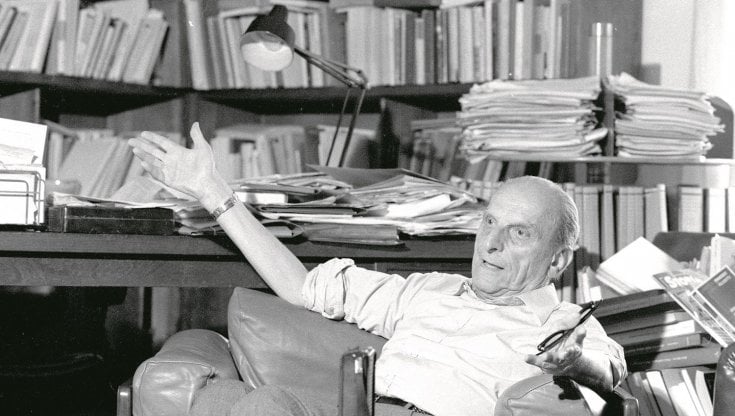 Il filosofo Norberto Bobbio nel suo studio, 1983