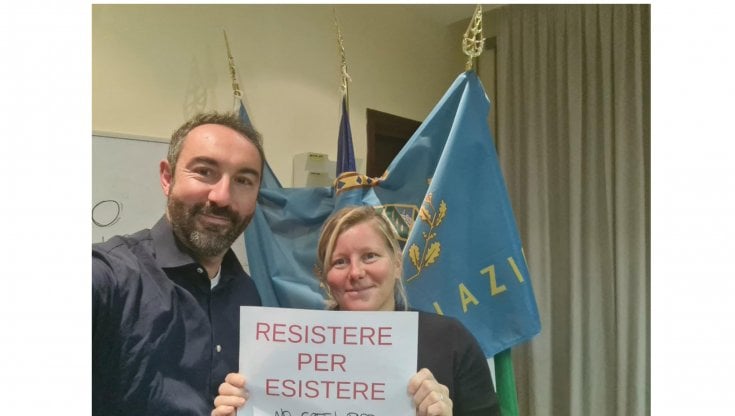 Davide Barillari, consigliere regionale laziale, e la deputata Sara Cunial: entrambi ex M5S, protestano contro il Green Pass (Twitter Davide Barillari / Ansa)