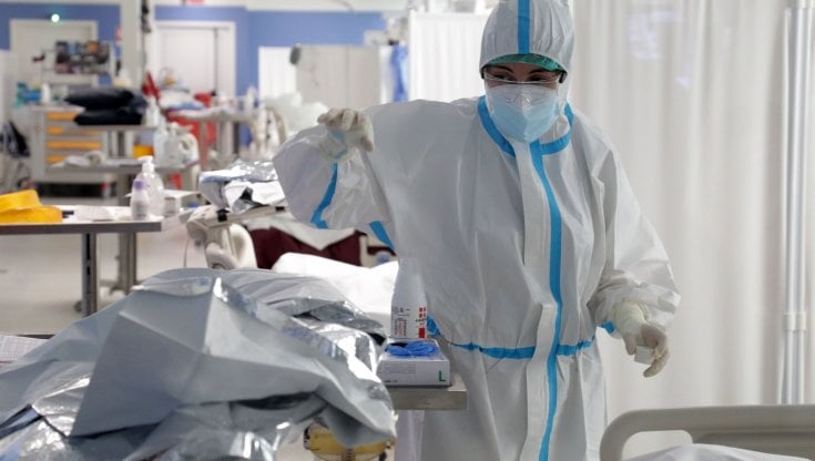 Vaccini, l'epidemiologo La Vecchia: "Anticipare la terza dose a 4 mesi"