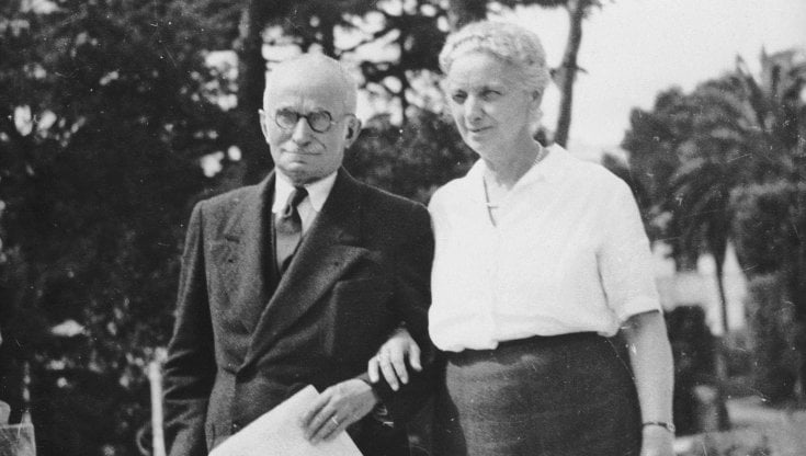 Luigi Einaudi con la moglie Ida nel giardino della sua villa, alla vigilia del trasferimento al Quirinale nel 1948 