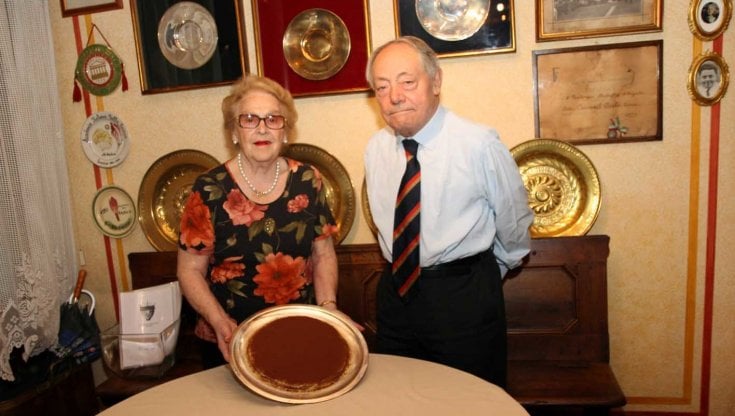 Ado Campeol e la moglie Alba Di Pillo alle 'Beccherie', con il tiramis&ugrave;