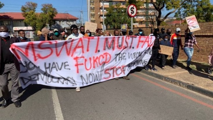 Giovani manifestanti nella capitale Mbabane (Credit: Gomolemo Mothomogolo/Newsnote)