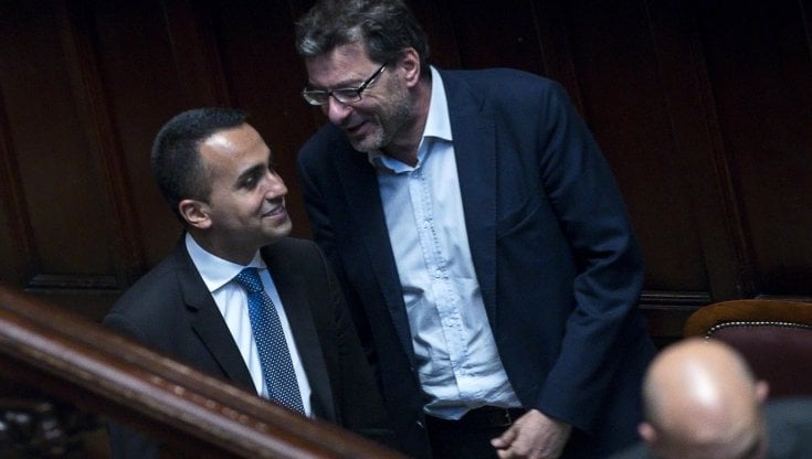 Da sinistra, Luigi Di Maio e Giancarlo Giorgetti