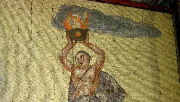 La scoperta del fuoco, mosaico, Stazione centrale di Milano