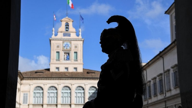 La politica è debole e cerca al Quirinale il suo salvatore