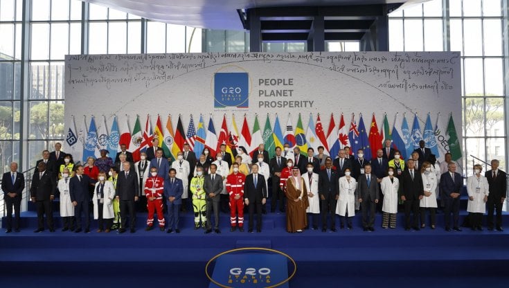 I leader del G20 posano&nbsp;il 30 ottobre a Roma&nbsp;con una delegazione&nbsp;di sanitari dello Spallanzani e del presidio Croce Rossa Vaccini di Fiumicino (Ansa)