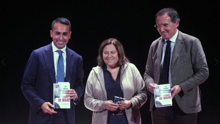 Il ministro degli Esteri Luigi Di Maio con Lucia Annunziata e Francesco Boccia alla presentazione del suo libro a Pomigliano d'Arco (Napoli)