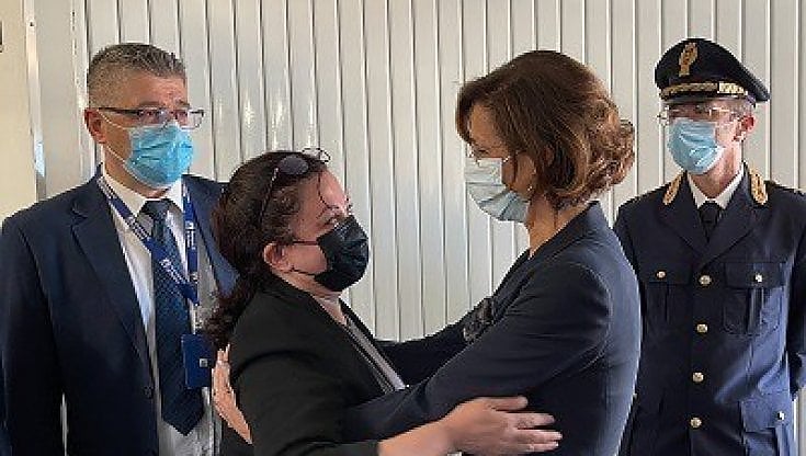 La magistrata afghana Mareya Bashir accolta al suo arrivo in Italia dalla ministra della Giustizia Marta Cartabia