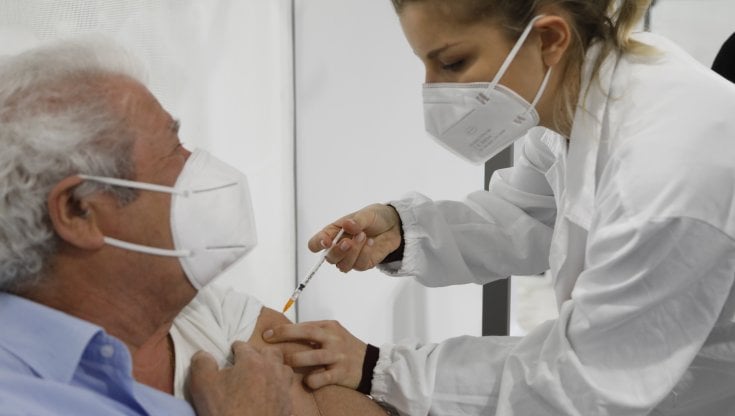 Vaccini Covid, l'Istituto superiore di sanità: "Dopo sei mesi l'efficacia diminuisce"