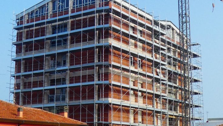 Costi aggiuntivi, tetti di spesa per i lavori in corso: i dubbi dei tecnici del Senato sulla stretta per i bonus edilizi