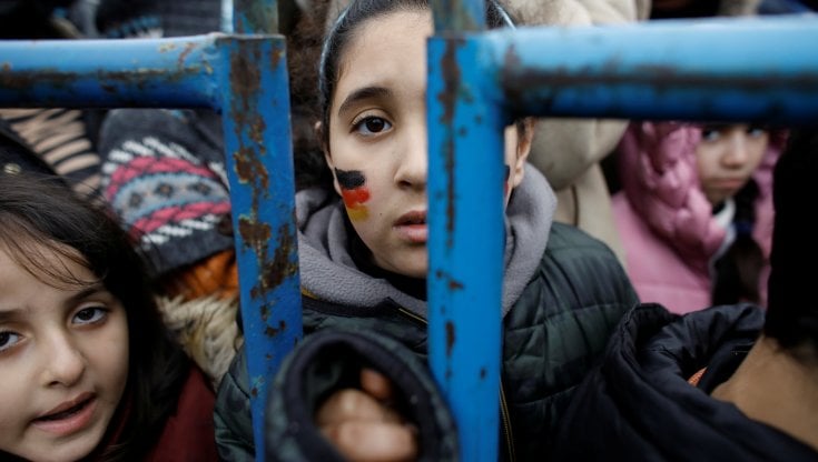 Alcuni bambini migranti al confine tra Bielorussia e Polonia