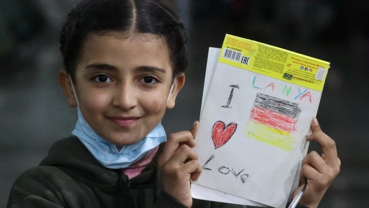 Una bambina nel centro migranti di Bruzgi, al confine tra Bielorussia e Polonia