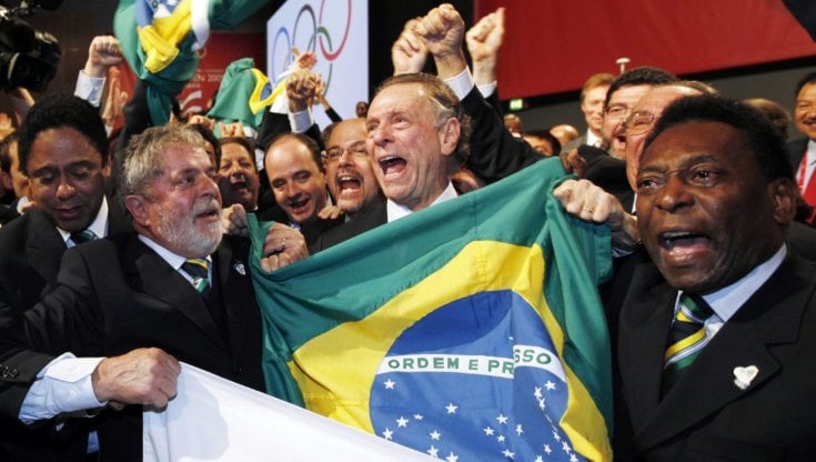 Nuzman (al centro) festeggia la vittoria di Rio 2016 con Pel&eacute; e l'ex presidente Lula