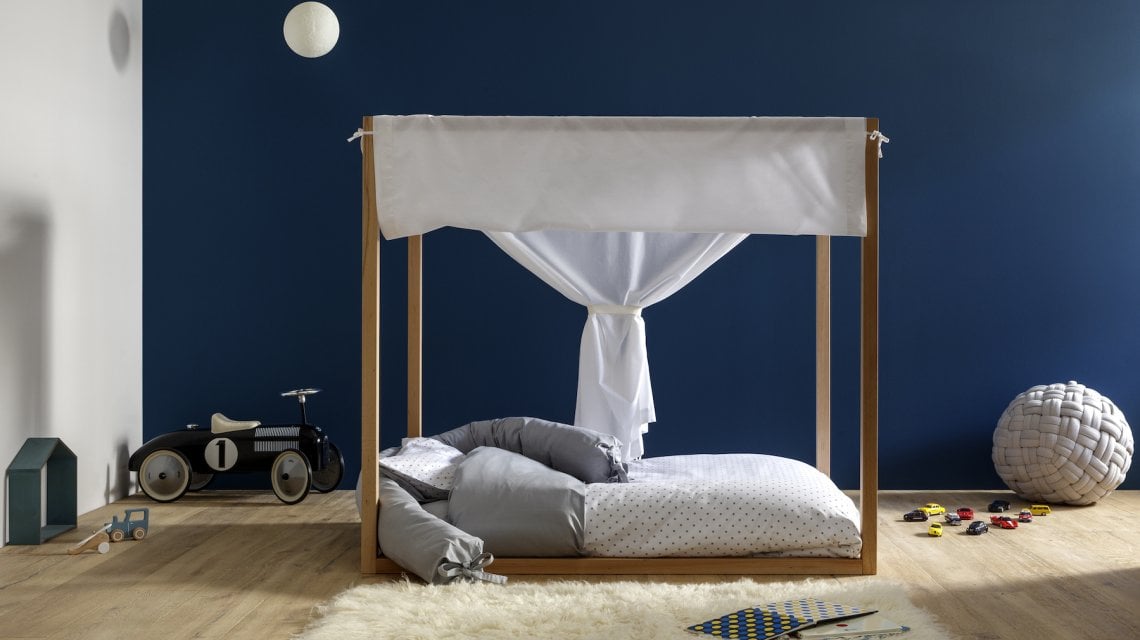 Il lettino Luna di Babylodge combina il romanticismo del baldacchino con i principi montessoriani di autonomia del bambino 