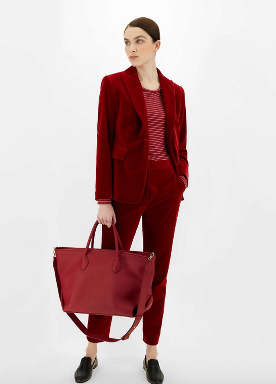 Abiti, giacche, tailleur e accessori in velluto rosso per un effetto  grandeur - la Repubblica
