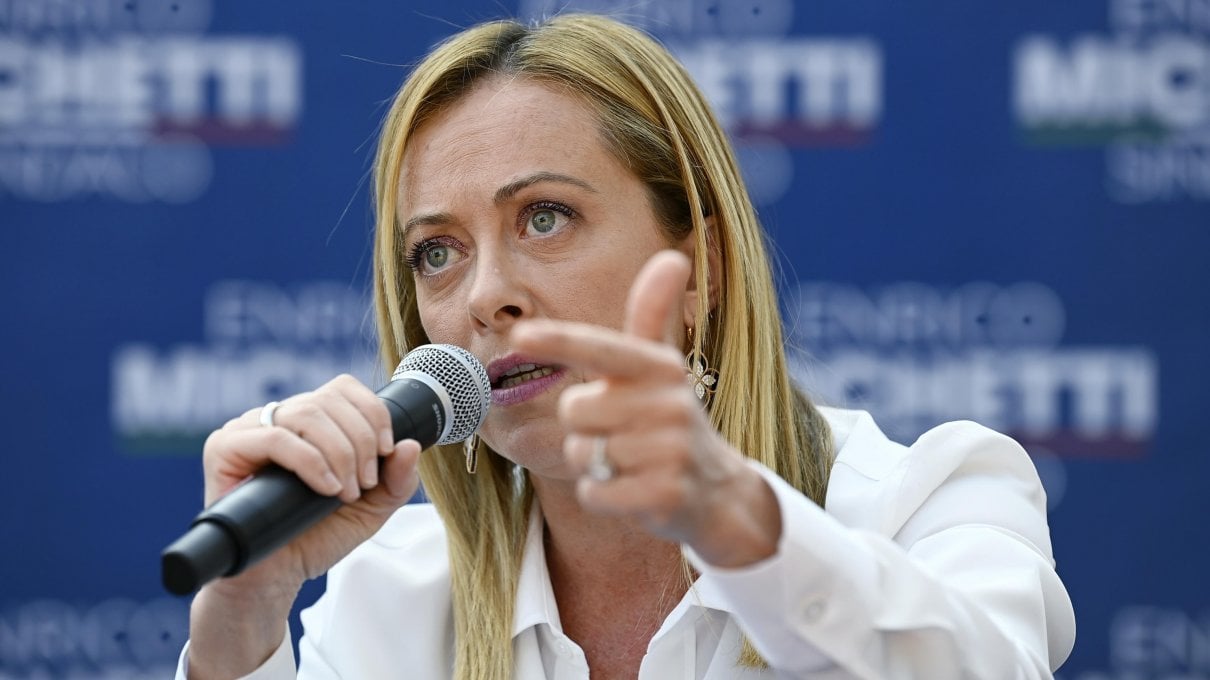 Giorgia Meloni al gran ballo del Quirinale cerca l'ingresso in societ&agrave;