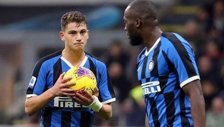Lukaku lascia calciare un rigore a Esposito in Inter-Genoa 4-0 del 21 dicembre 2019