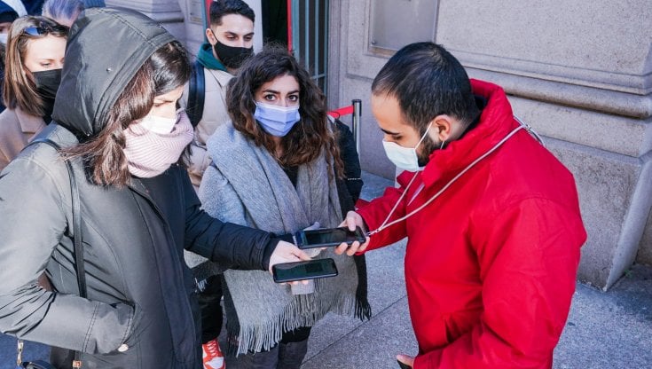 La fila per il controllo del Green Pass ai visitatori della Mole Antonelliana a Torino nei giorni scorsi