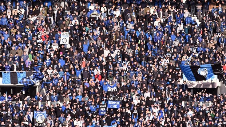 Tifosi dell'Atalanta sugli spalti del Gewiss Stadium a Bergamo