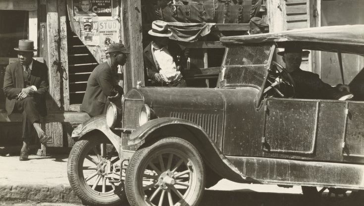 Una strada del Mississippi negli anni 30 in una foto del grande Walker Evans. Nel suo Stato natale Faulkner ambienter&agrave; tutti i capolavori, come L&rsquo;urlo e il furore, Luce d&rsquo;agosto o Assalonne, Assalonne!, che gli varranno il Nobel per la letteratura nel 1949 (Sepia Times via Getty Images)