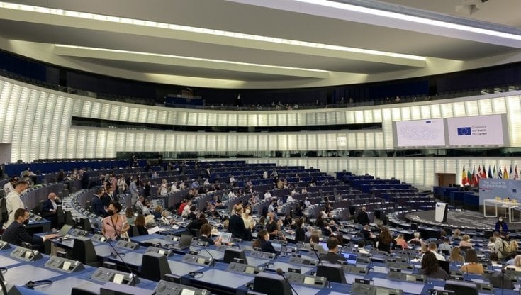 &copy; Foto Brahim Maarad/AGI - I cittadini europei nell'aula del Parlamento europeo a Strasburgo