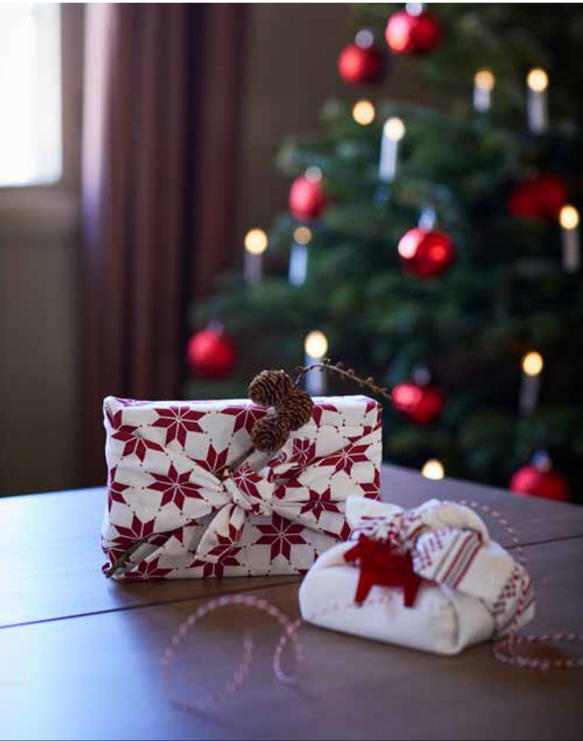 Ikea trasforma gli strofinacci della collezione Vinter 2021 in confezioni regalo aggiungendo il tocco creativo delle pigne. Ma anche bacche, glitter, fiori secchi e rami semprevivi possono esaltare la stoffa