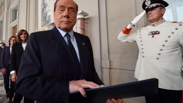  Berlusconi, cercasi esorcista.  Conte, una donna come scudo 