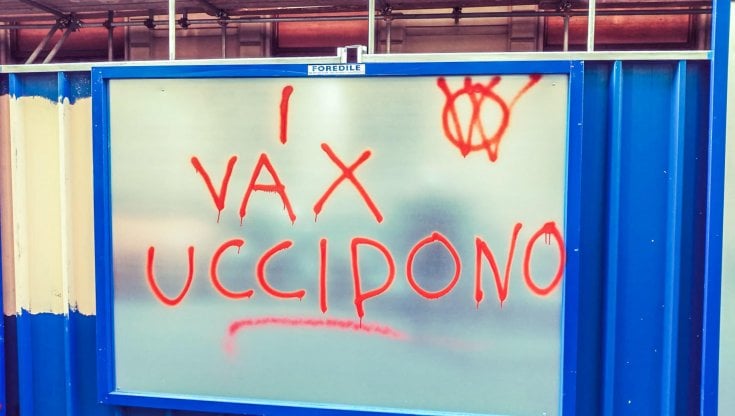 Scritte No Vax comparse a Torino