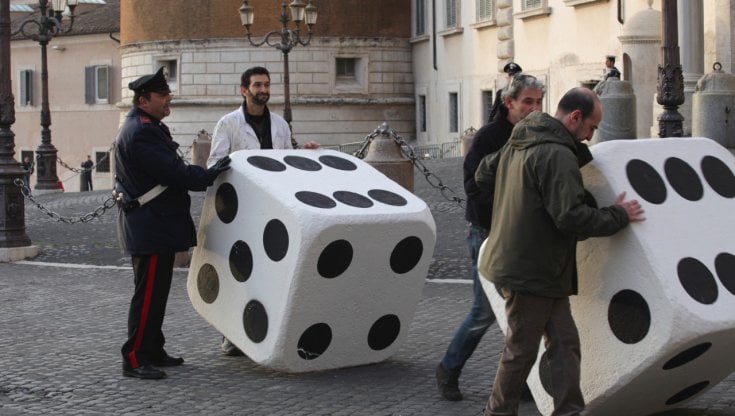 L'artista Iginio De Luca&nbsp;(in camice bianco) con i suoi dadi in piazza del Quirinale nel 2013 