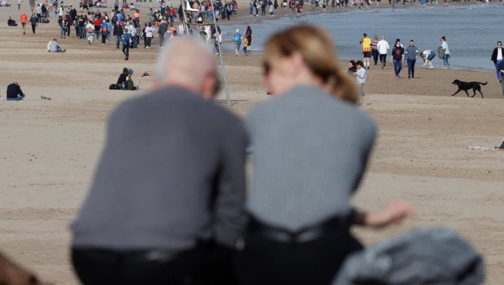 Temperature sopra la media anche a Valencia, in Spagna, dove hanno affollato la spiaggia Malvarrosa in questi giorni 