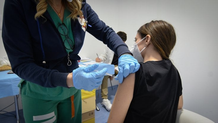 Vaccini, il fronte dell’obbligo spacca la maggioranza