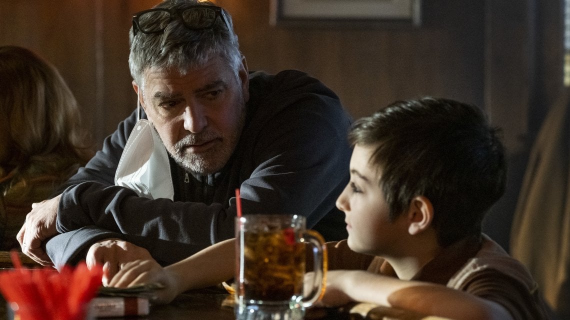 Daniel Ranieri e George Clooney in una scena del film 'The tender bar'