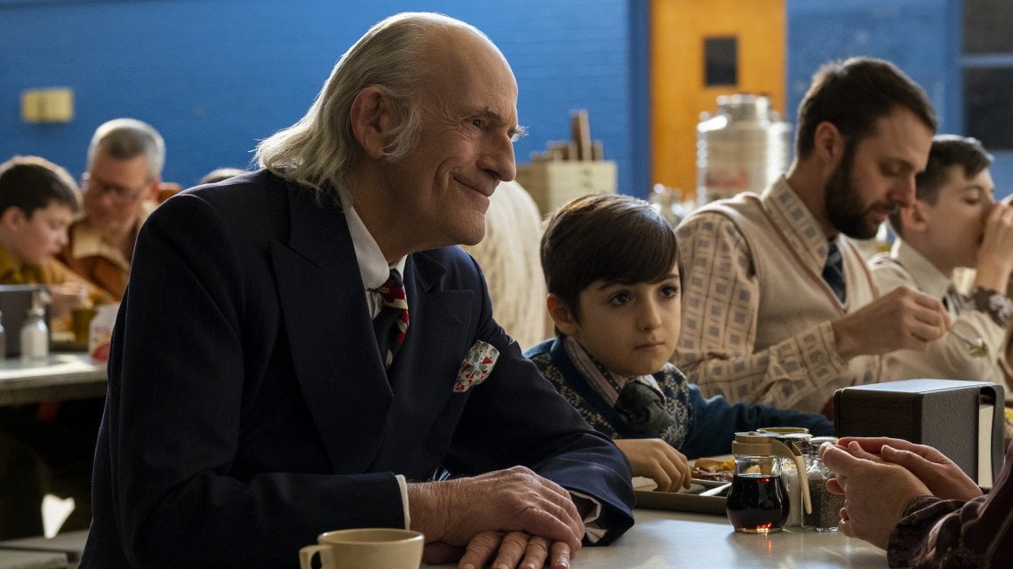 Daniel Ranieri e Christopher Lloyd in una scena del film 'The tender bar'