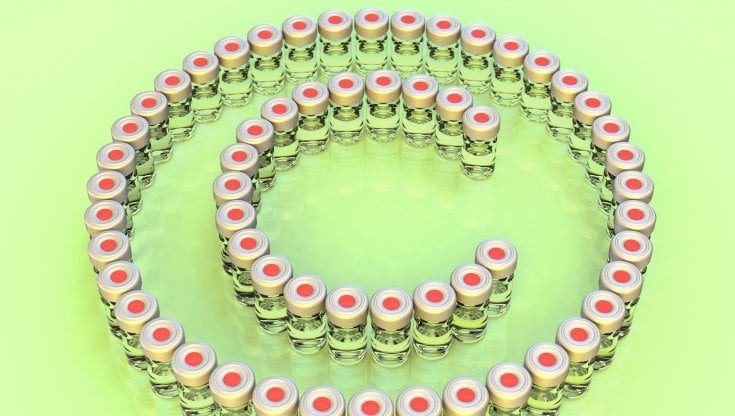 Boccette di vaccino formano il simbolodel copyright&nbsp; (Getty images)