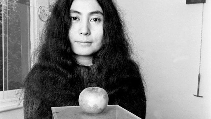 Yoko Ono con la sua opera Apple&nbsp;in una foto degli anni Sessanta (Getty images)