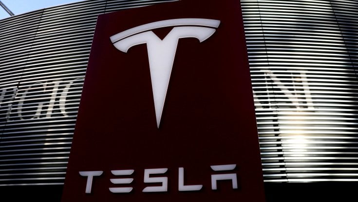 Un negozio Tesla in un centro commerciale di Pechino