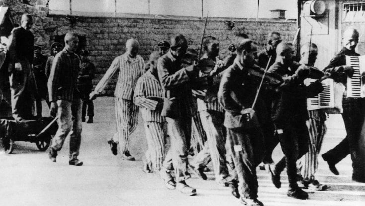 La foto del luglio 1942 ritrae l&rsquo;orchestrina di Mauthausen, erroneamente detta &ldquo;di Auschwitz&rdquo;
