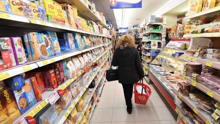 Bollette e non solo, ora l’inflazione corre nel carrello della spesa